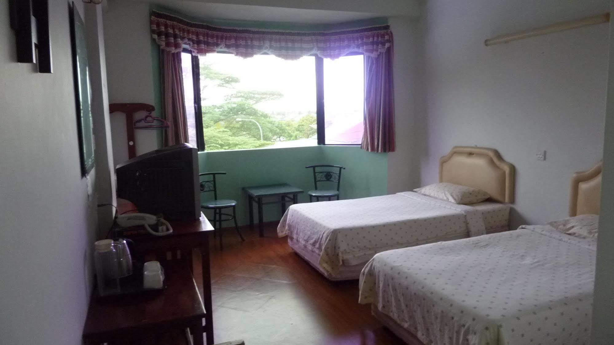 Hotel Hung Hung Кучинг Екстериор снимка