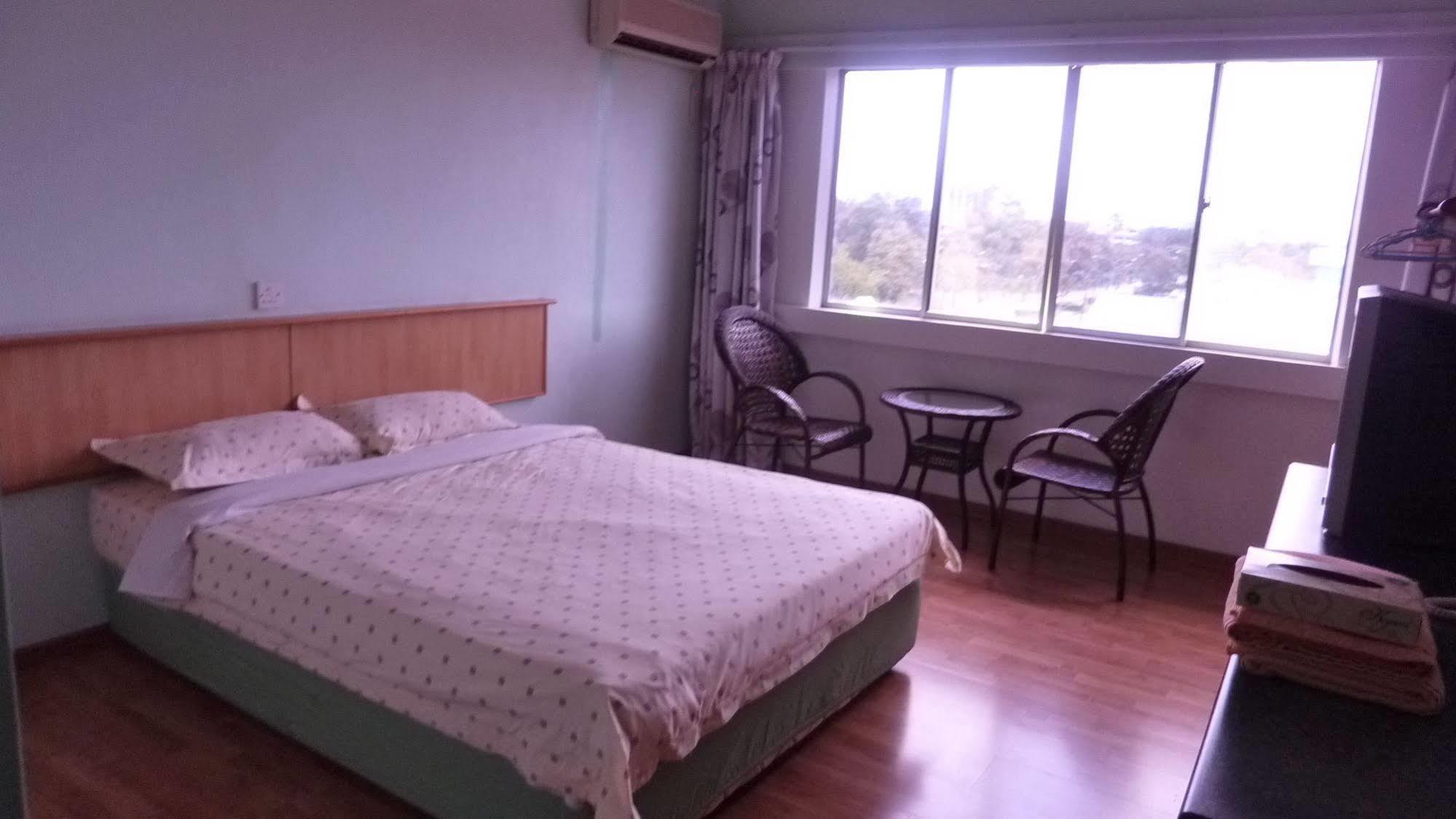 Hotel Hung Hung Кучинг Екстериор снимка